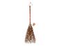 Decoratieve bezem met LED-verlichting, ideaal voor Halloween.