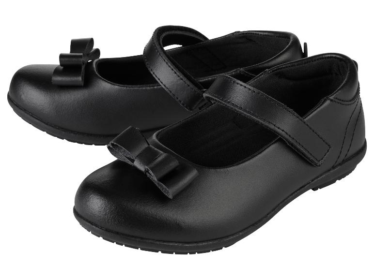 Twee paar zwarte meisjes schoenen met strikjes.