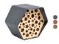Zeshoekig insectenhotel met houten interieur en gaten van verschillende groottes, in donkergrijs.