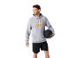 Man in grijze hoodie en zwarte korte broek, met een oefenbal.
