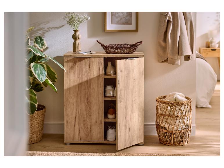 Houten schoenenkast met open deur, schoenen tonend, in een gezellige hal.