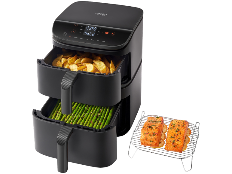 Zwarte dubbele airfryer met friet, asperges en gegrilde zalm.