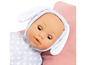 Een babypop in een konijnenkostuum, liggend op een roze kussen.