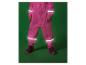 Roze kinderoverall met reflecterende strepen en schoenen op een groene achtergrond.