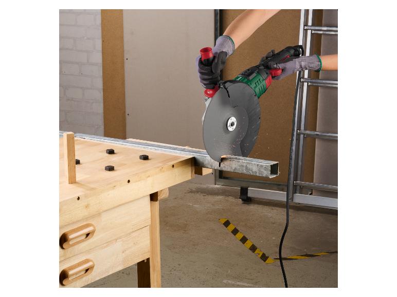 Een haakse slijper snijdt metaal op een houten werkbank.