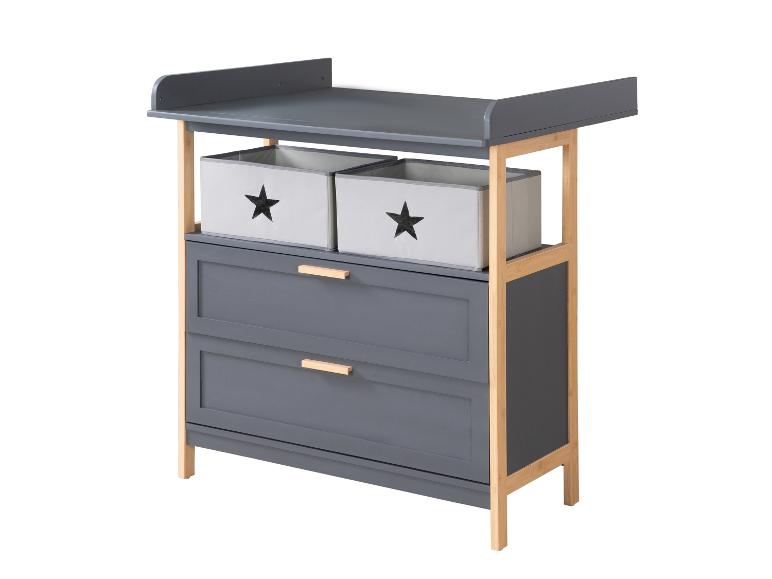Grijze commode met twee lades en twee opbergmanden met sterren.