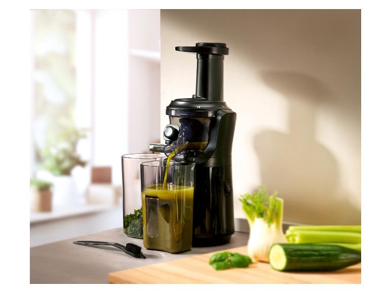 Een slowjuicer maakt groene sap.