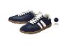 Blauwe sportschoenen met witte details en bruine zool