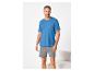 Lachende man in blauw T-shirt en grijze korte broek.