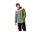 Groen en beige softshelljack voor heren met zwarte broek.