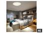 Moderne slaapkamer met een groot bed, een plafondlamp en een zithoek bij het raam.