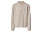 Beige bomberjack met ritssluiting aan de voorkant en zijzakken.