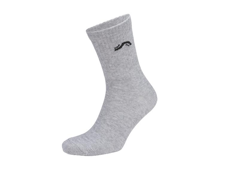 Grijze sok met zwart logo.