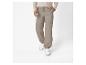Man draagt een beige broek met elastische tailleband en witte sneakers.