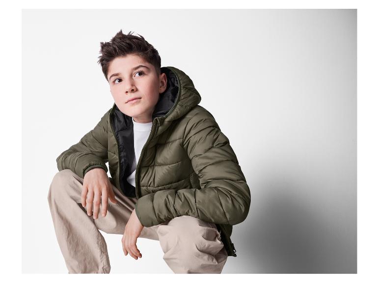 Jongetje in olijfgroene pufferjas.