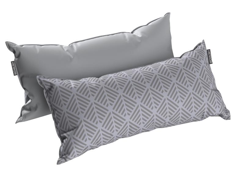 Twee grijze kussens, één effen en één met een geometrisch patroon, met Michalsky-label.