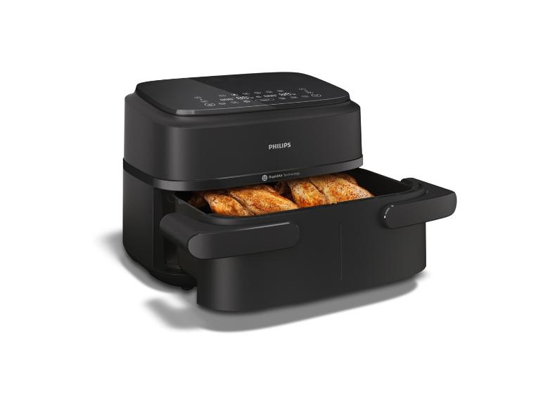 Philips airfryer met uitgeschoven lade, met twee hele gebraden kippen erin.
