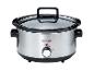 Zilveren slowcooker met een zwart deksel en bedieningsknop.
