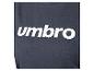 Een donkerblauw shirt met een wit Umbro logo.