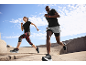 Twee mensen rennen buiten in zwarte sportkleding, waaronder T-shirts, shorts en leggings.
