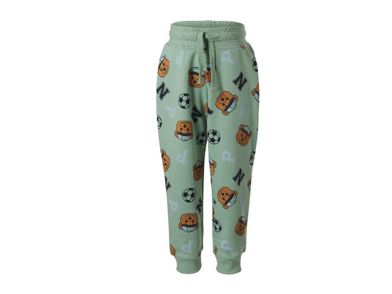 Groene joggingbroek met print van berenkoppen, voetballen en letters.