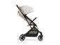 Beige kinderwagen met zwart frame en wielen, zijaanzicht.