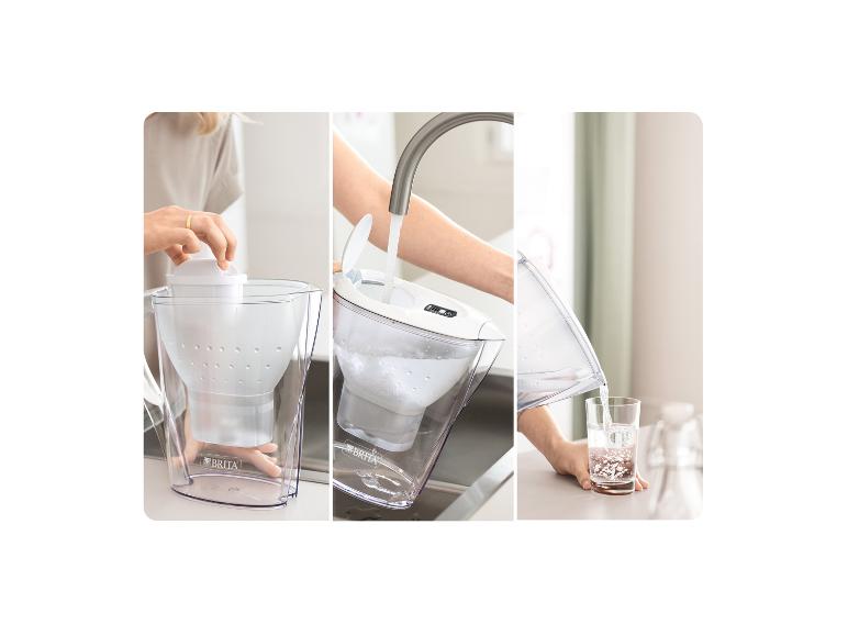 Drie stappen voor het gebruik van een filterkan: filter plaatsen, vullen met water, in een glas schenken.