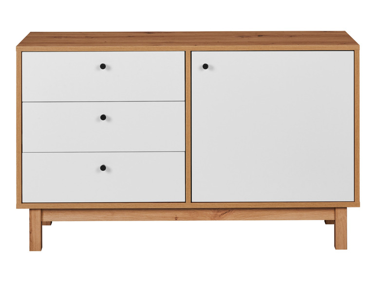 Een houten dressoir met drie lades en een deur.
