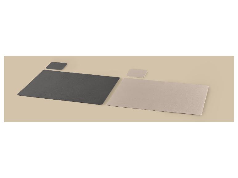 Twee grijze en beige placemats met bijpassende onderzetters op een beige achtergrond.