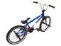 Blauwe BMX-fiets met witwandbanden en een zwart zadel.
