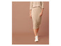 Beige rok en trui met witte sneakers.