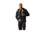 Man in zwart sportjack en broek met limoengroene details