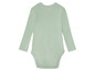 Een lichtgroen babypak met lange mouwen.