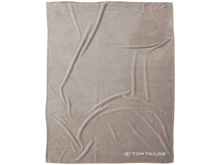 Beige fleece deken met plooien en merklogo in de rechterbenedenhoek.