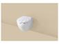Wandcloset met witte schelpvormige zitting op een beige achtergrond.