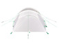 Een witte tent met groene touwen, van het merk MSR.