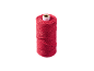 Een klos rood touw op een witte achtergrond.