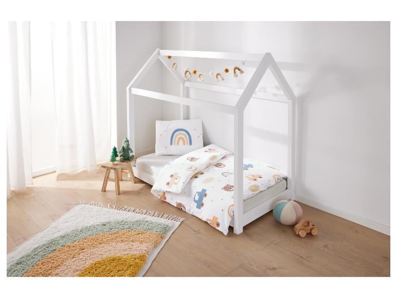 Kinderbed, beddengoed met beren en regenbogen.