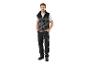 Man in grijs geruit vest, wit T-shirt en zwarte werkbroek.