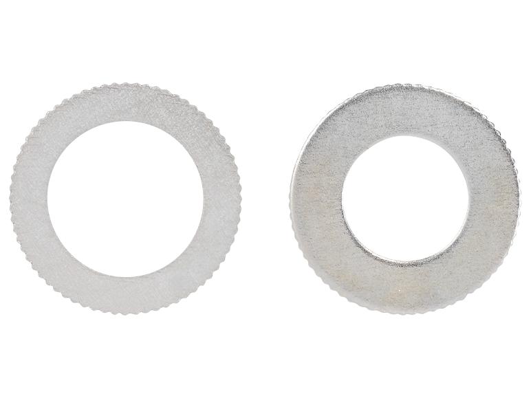 Twee metalen ringen met gekartelde randen op een witte achtergrond