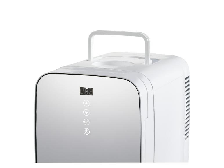 Witte mini-koelkast met spiegeldeur, digitaal display en handvat.