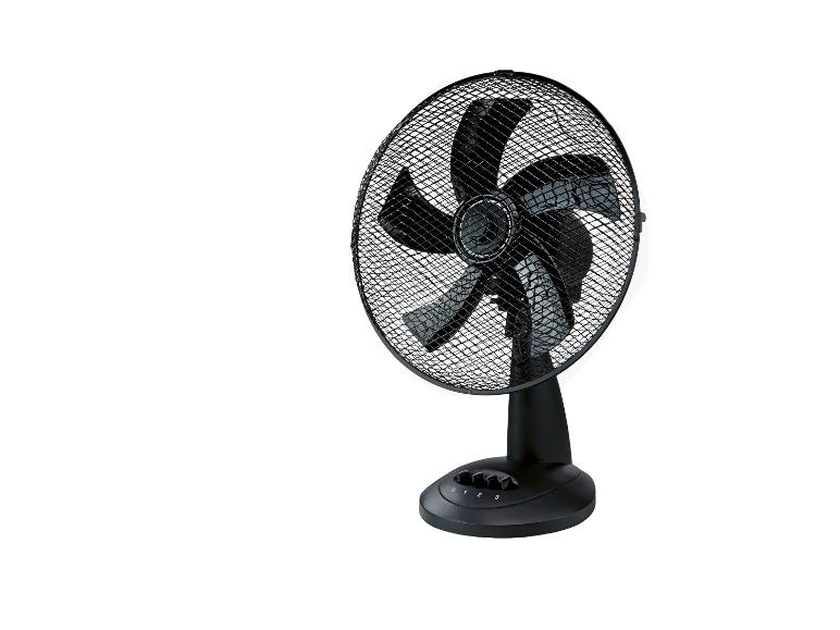 Zwarte tafelventilator met beschermrooster en snelheidsregelknoppen
