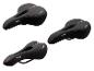 Drie zwarte fietszadels met rode accenten en airflow-design voor stads-, trekking- en mountainbikes.