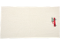 Crèmekleurige handdoek met een geborduurde rode vrachtwagen die een kerstboom vervoert.