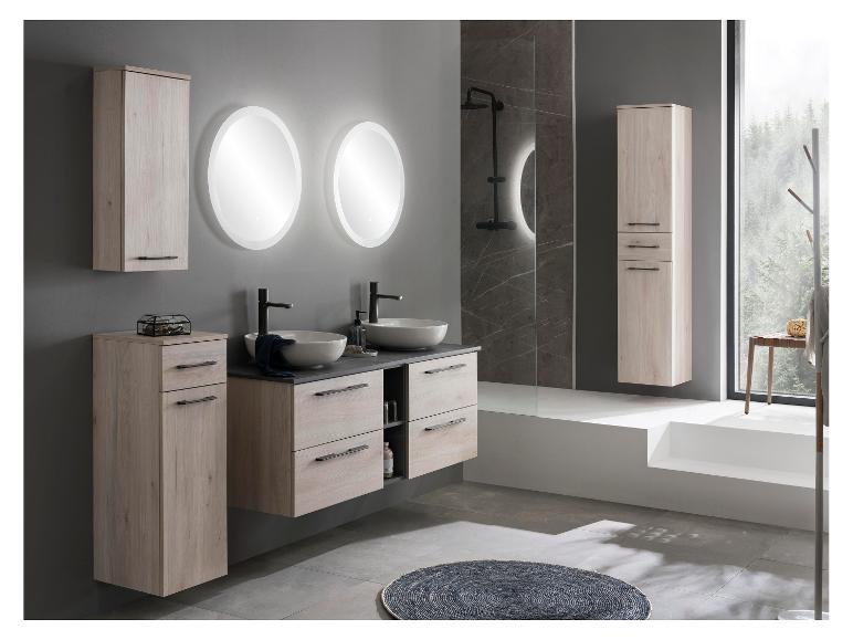 Moderne badkamer met houten kasten, twee wastafels en douche, met raam met uitzicht op bos.