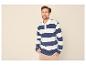 Man in een blauw-wit gestreept poloshirt met lange mouwen, beige broek.