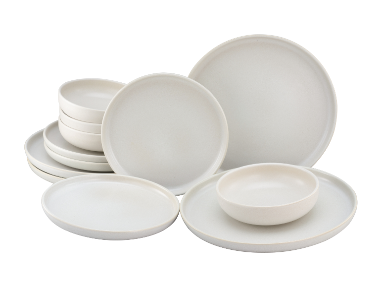 Set crèmekleurige servies: platte borden, diepe borden en kommen.