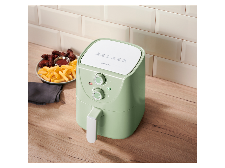 Mintgroene Silvercrest Airfryer op een houten aanrecht.