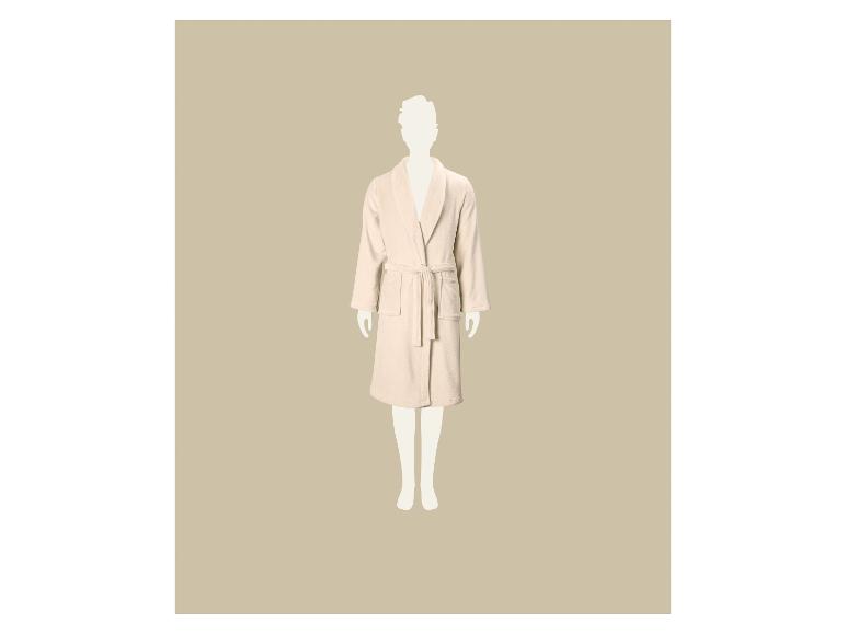 Beige katoenen badjas met ceintuur en zakken, op een beige achtergrond.