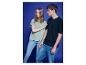 Twee jonge mensen in T-shirts en jeans, tegen een blauwe achtergrond.